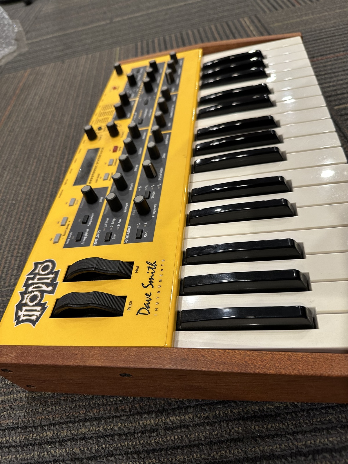 DSI Dave Smith Instruments Mopho 32-Key Monophonic Synthesizer